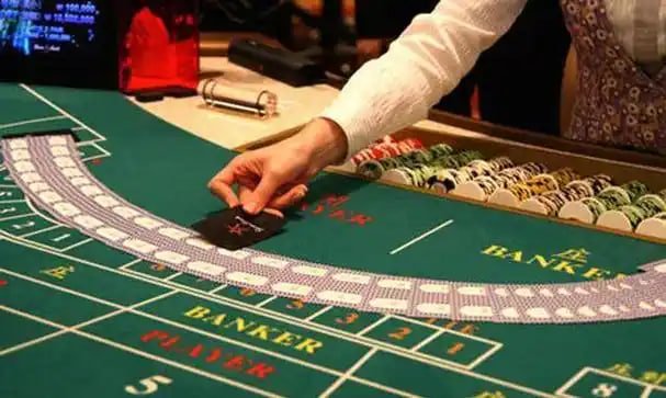 Contoh fitur Wild re-spin dengan simbol yang mengunci